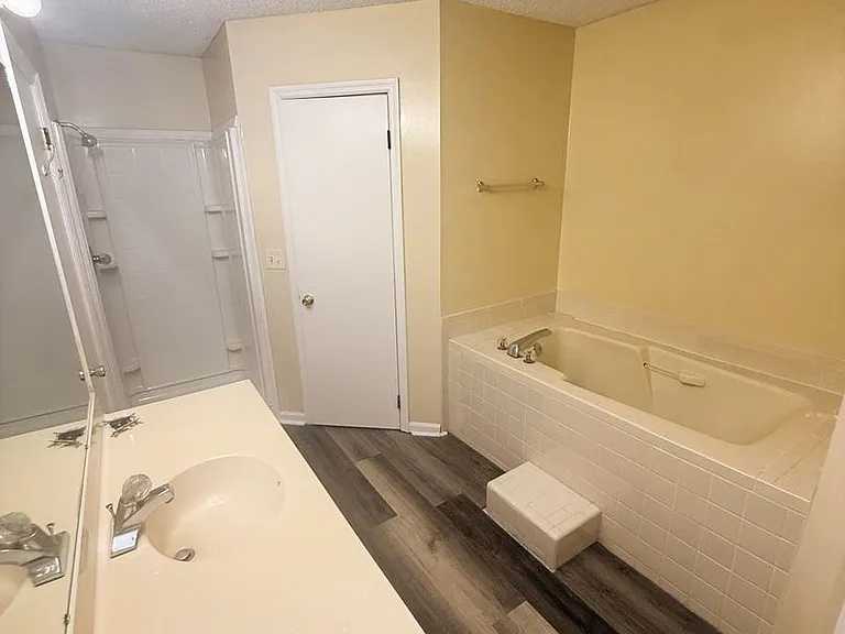 323 Jennifer Cir — Photo 2