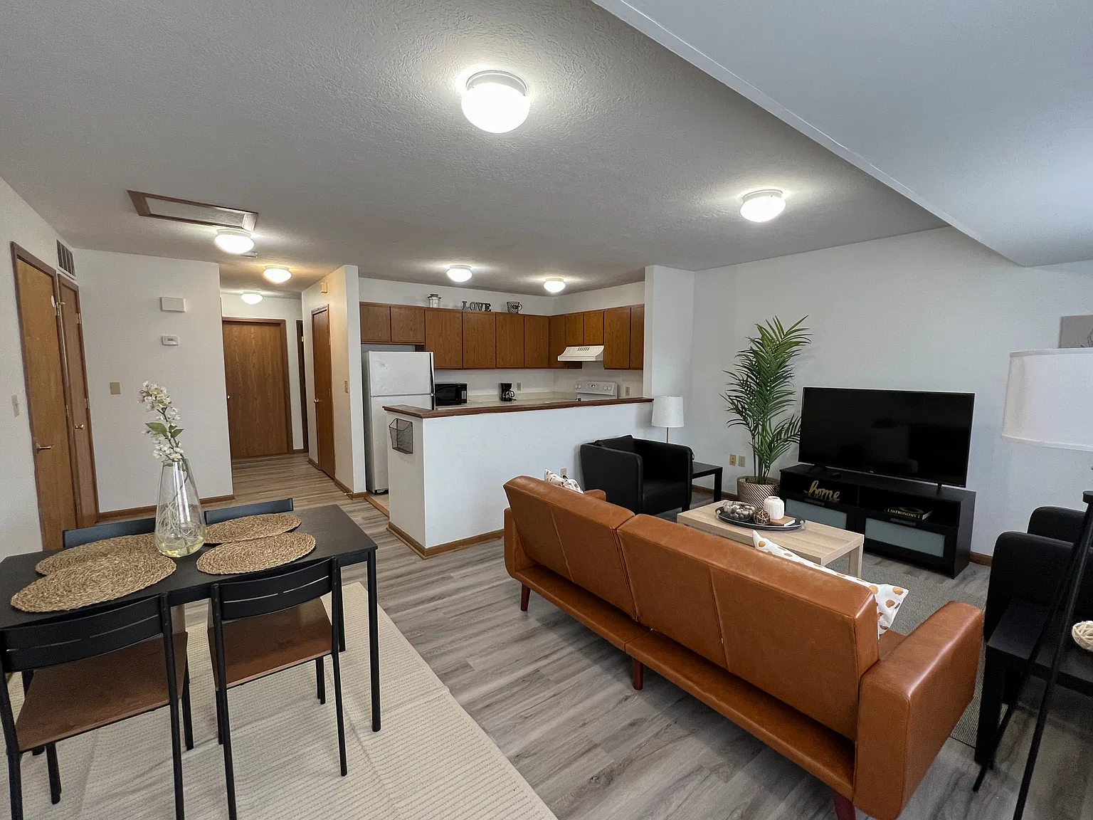 2 bed, 750 sqft, $2,050 — Photo 2