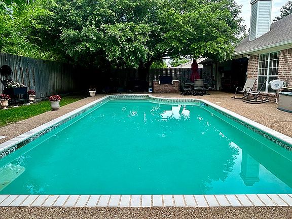 4th image of 216 E Chapman Rd