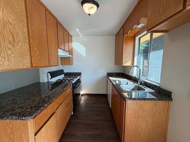 2020 Rose Avenue - 1 — Photo 4