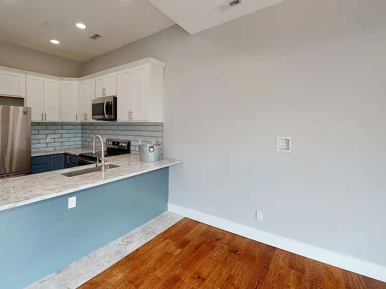 1117 Laurel Ave #302 — Photo 2