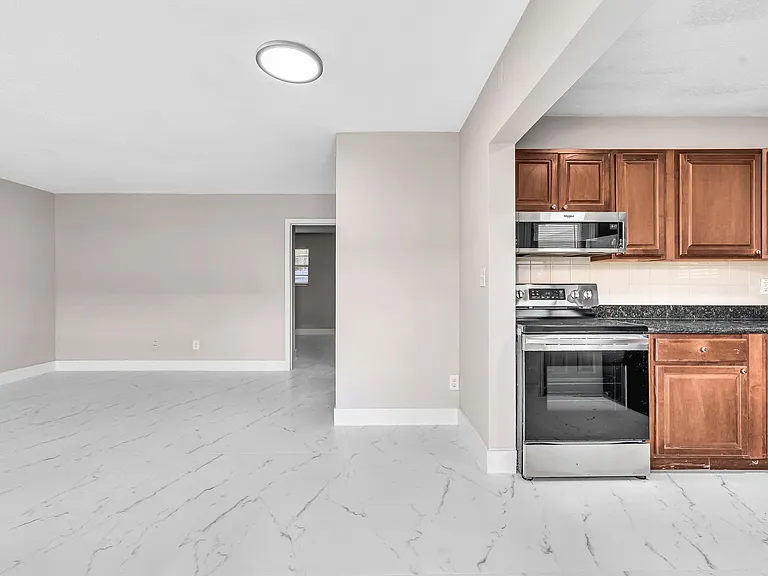 626 SW 14th Ave #102 — Photo 3