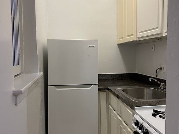 3rd image of 27 E 13th St APT 1p