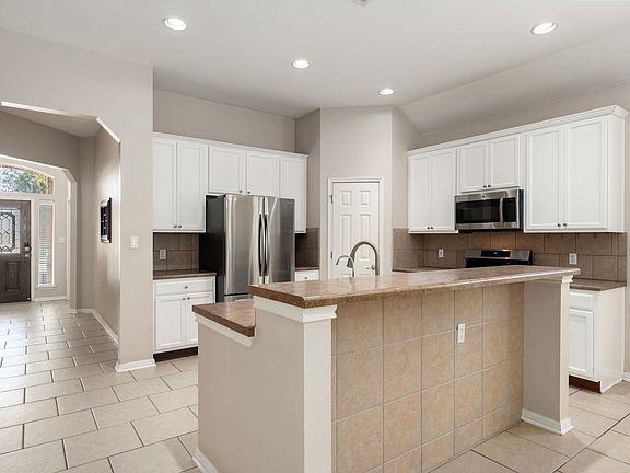5th image of 216 Cherry Laurel Dr