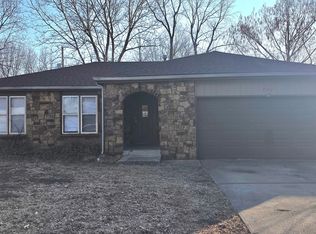 2542 S Regina Ave, Springfield, MO 65807