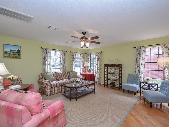 4th image of 2406 Parkwood Ln