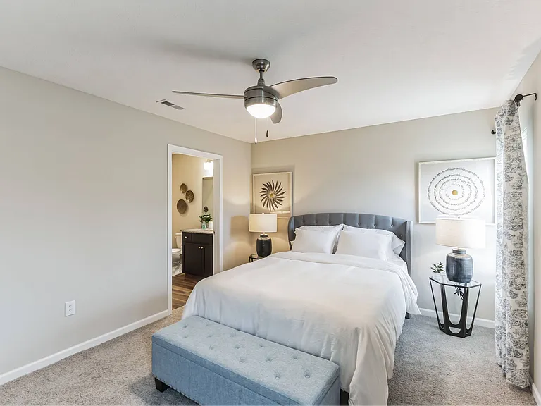 Large Main Bedroom with En-suite Bathroom & Closet