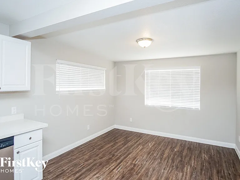 5060 Newton Dr — Photo 3