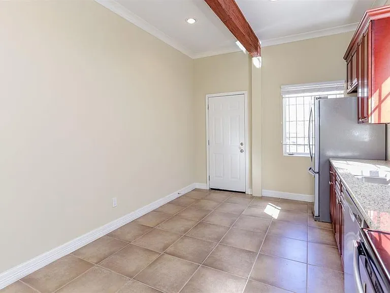612 W Alabama St — Photo 5