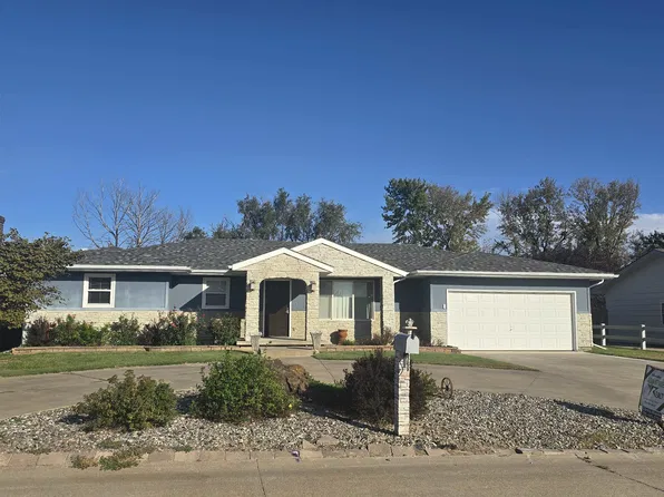105 Cindy Dr, Russell, KS 67665