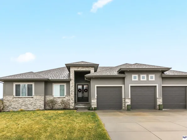 18363 Lake Cir, Elkhorn, NE 68022