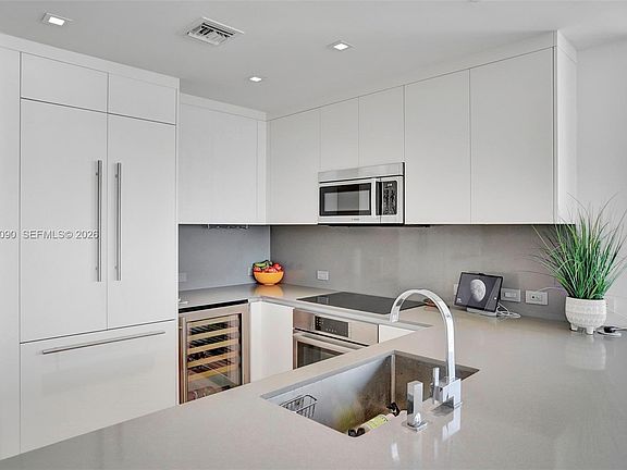 5th image of 88 SW 7th St APT 3511