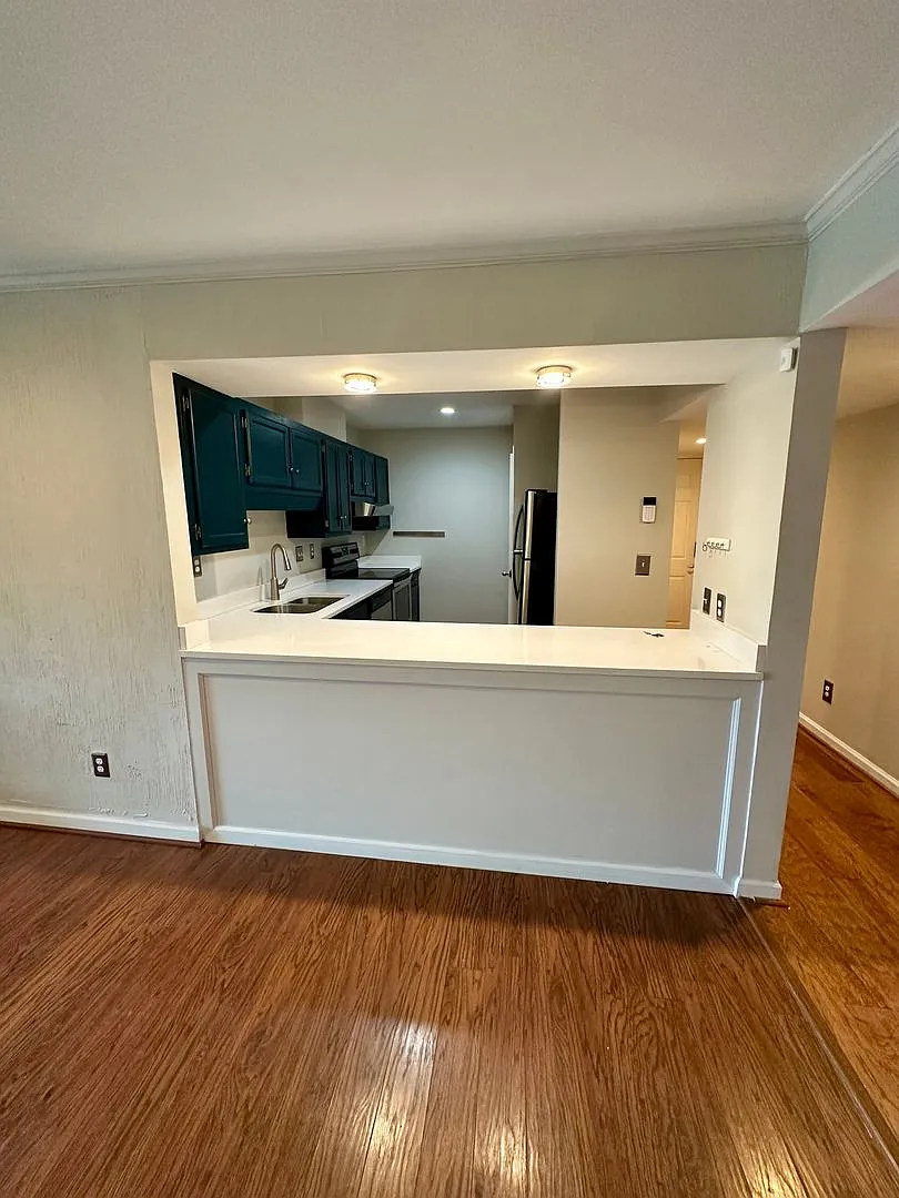 Spacious 2 Bedroom, 2 Bathroom Condominium with City Views — Photo 3