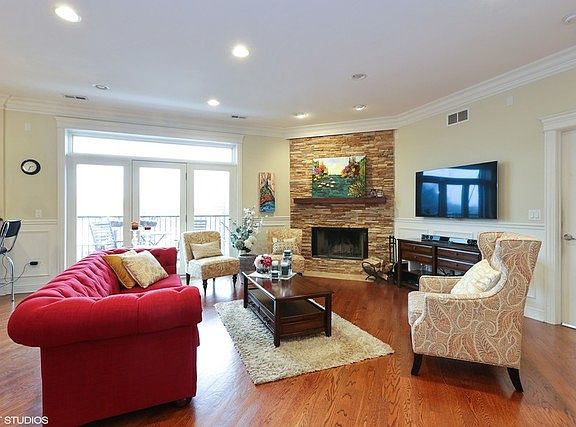 2nd image of 2450 W Montrose Ave APT 3N