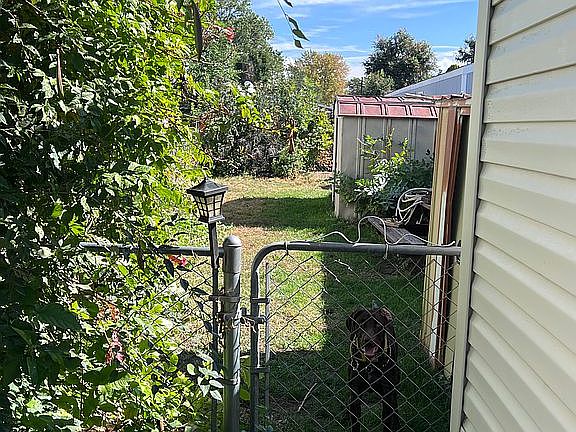 Garden to side yard