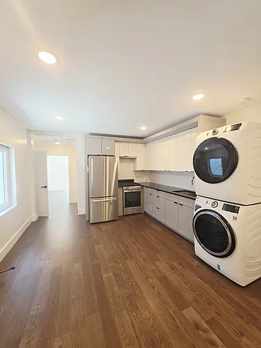 195 Bay St Photo 1