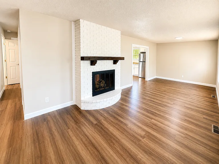 106 Lake Point Dr — Photo 2