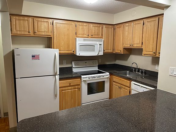 3rd image of 1025 Hancock St #110