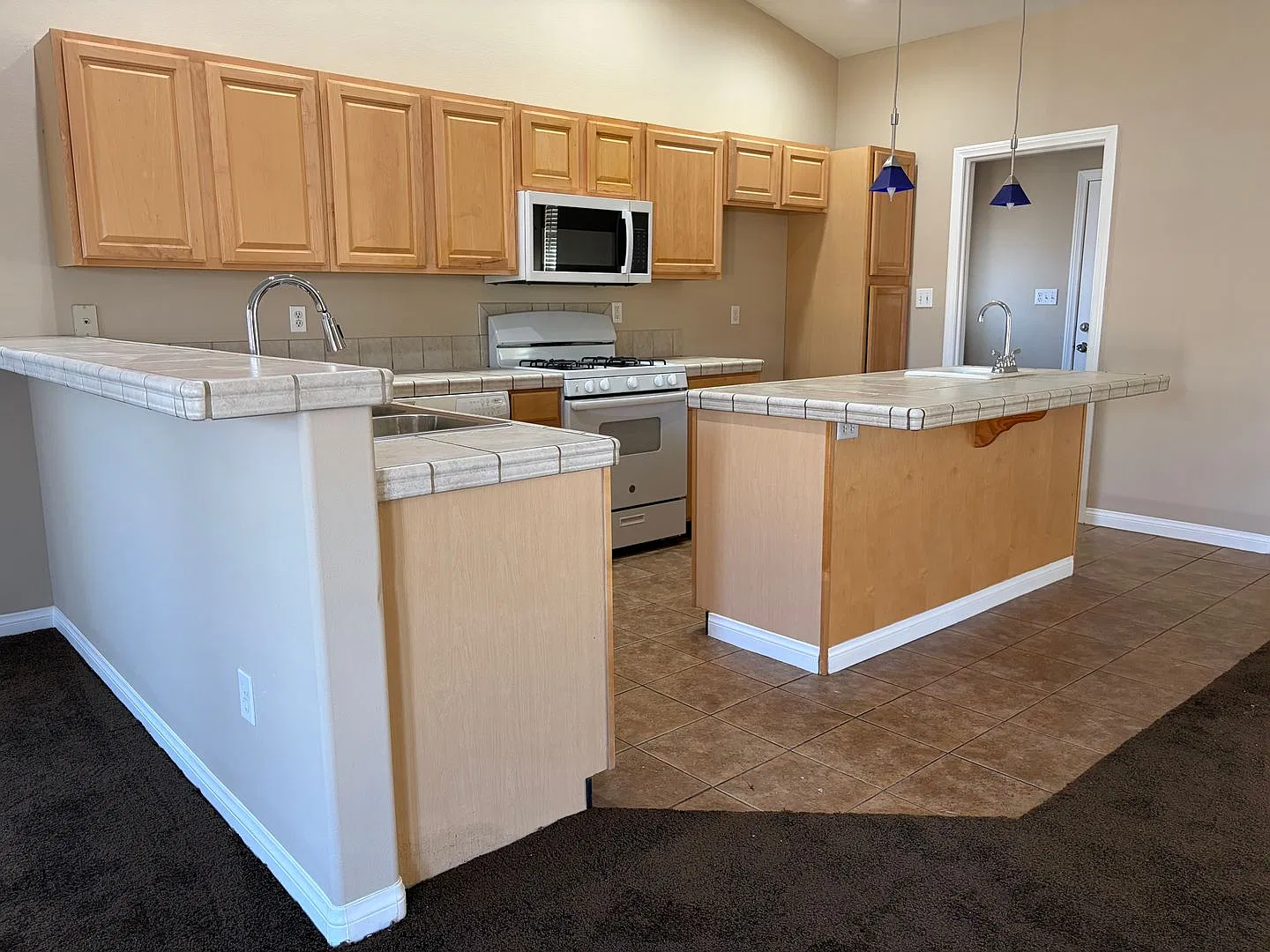 Spacious 3 bdrm/2 bath Home w/Large Primary Suite & Fenced Yard $1800 Monthly Rent — Photo 4