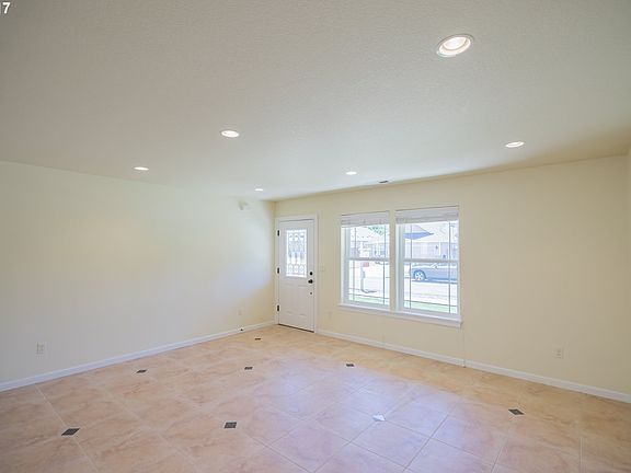 5th image of 4000 NE 109th Cir