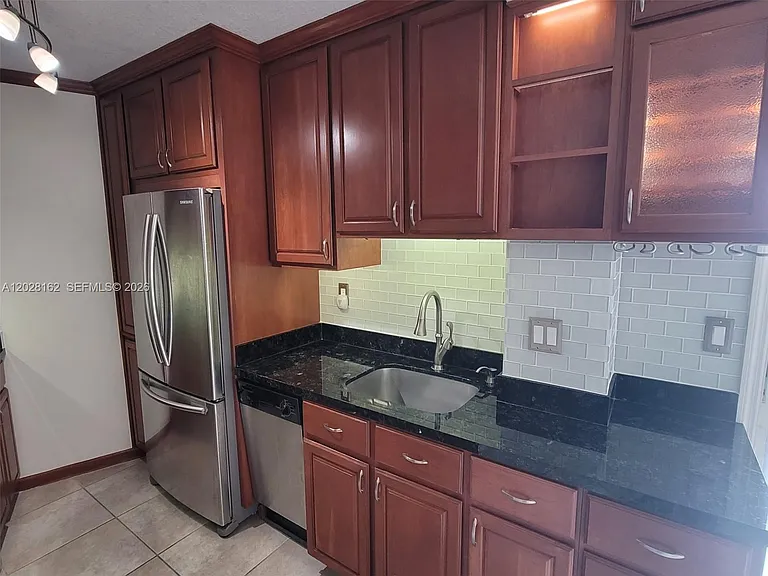 2600 Collins Ave #401 — Photo 2