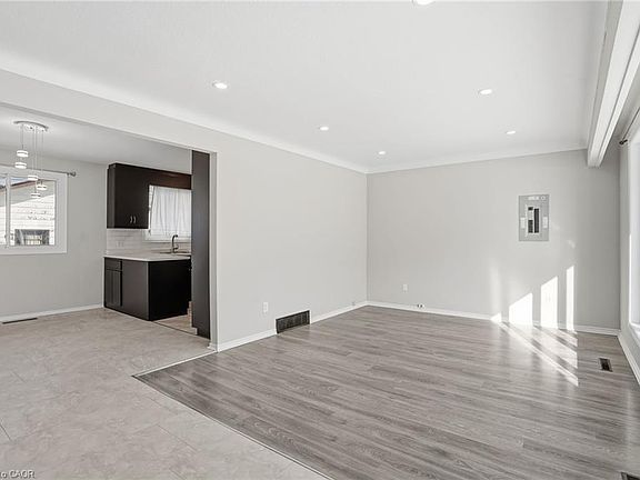 5th image of 93 Wellington St