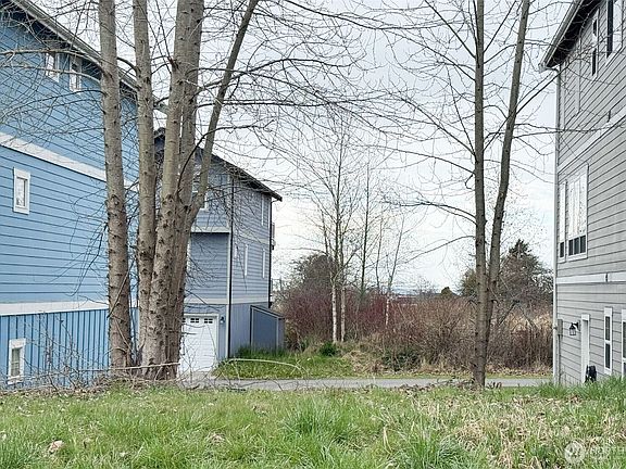 4th image of 1625 Bayview Ave