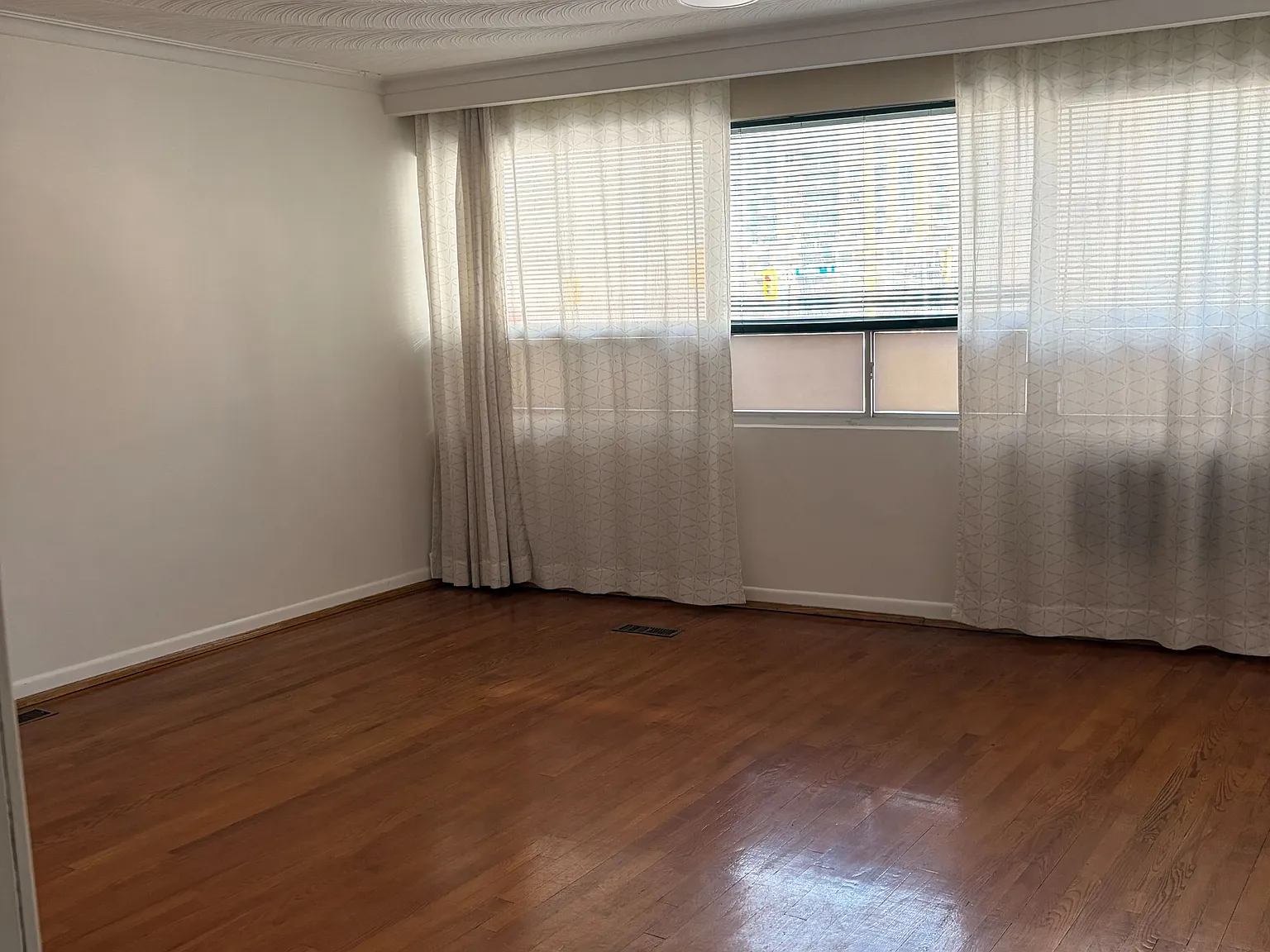 3 bed, $2,400 — Photo 2