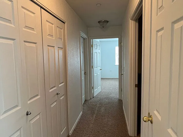 Ellendale Manor Apartments — Photo 17