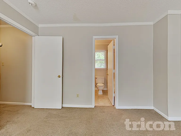2820 Royal Ridge Ln — Photo 8