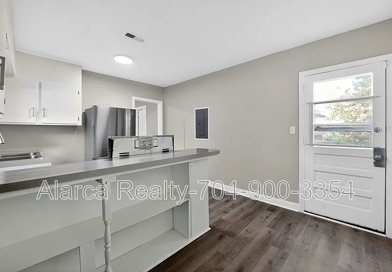 2322 Belfast Dr — Photo 5