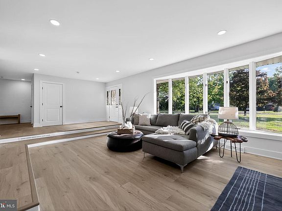 4th image of 1524 Perkins Ln