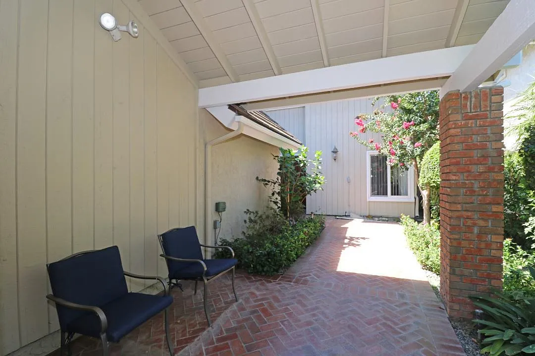 17 Plymouth — Photo 2