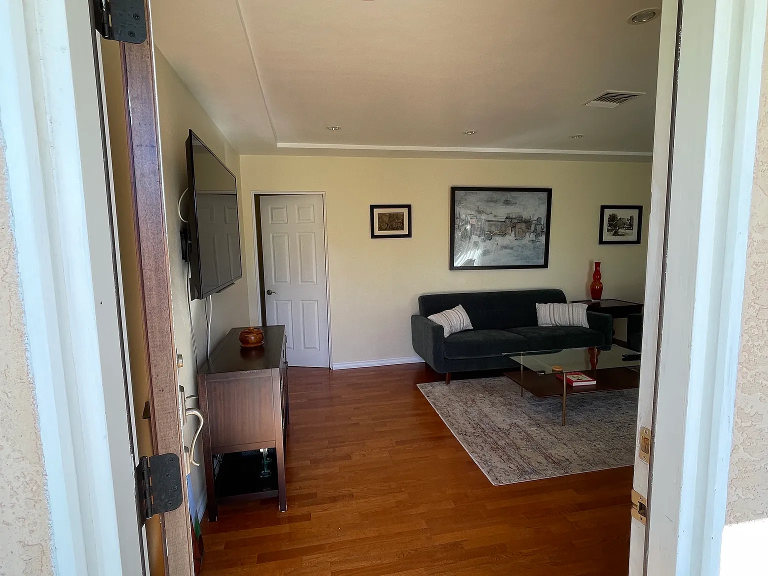 3 bed, 1760 sqft, $6,000 — Photo 1