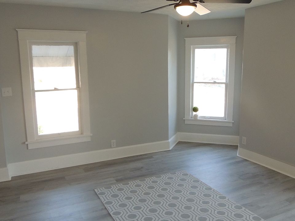 Apt B- High St- Web Pict- Livingroom 4 - 1_10122025