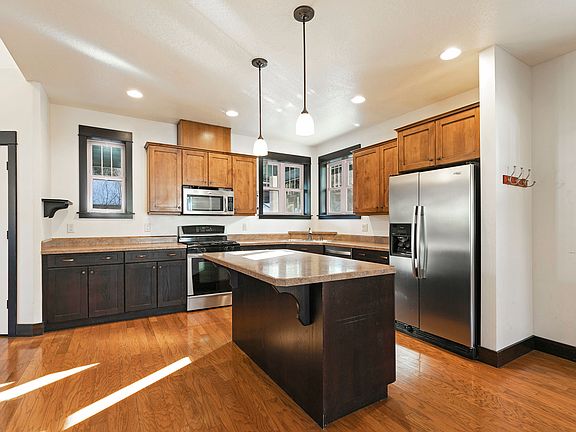 4th image of 2025 Raymond Ave