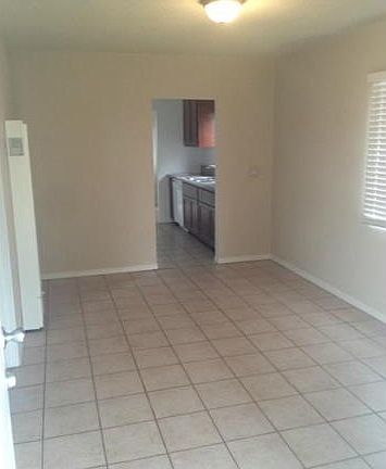 5th image of 10969 Wilmington Ave
