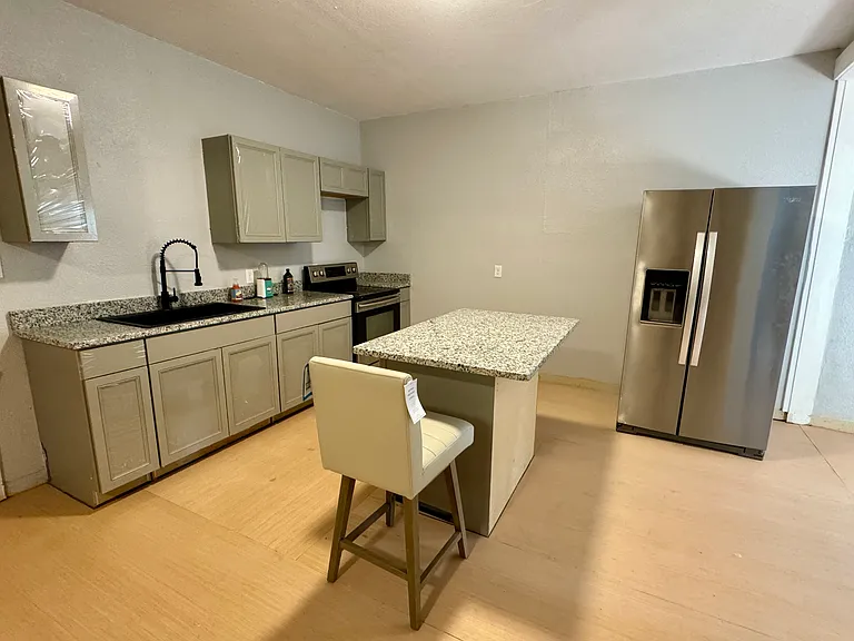 1120 Menchaca St — Photo 9