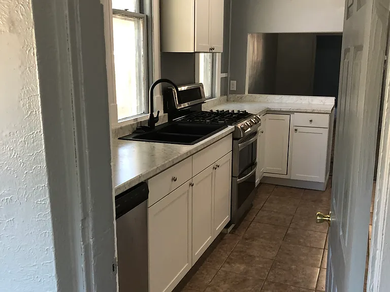 1820 Saint Clair Ave #A — Photo 4