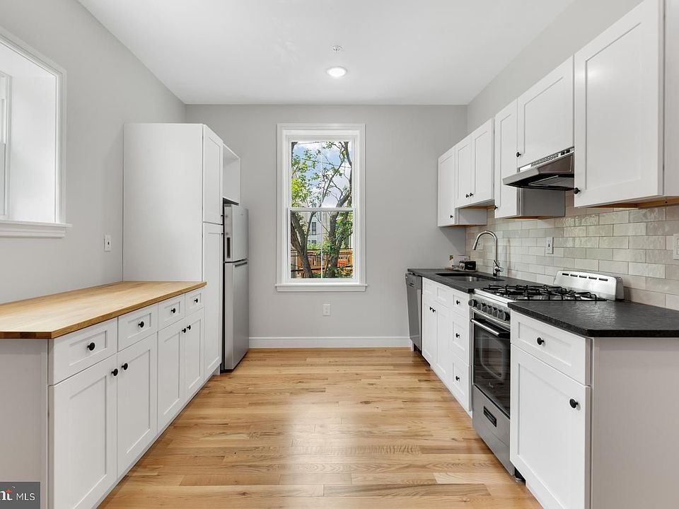 1st image of 1916 Poplar St #2S