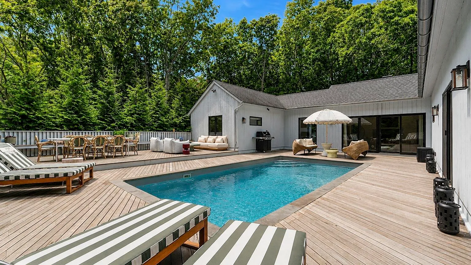 Renovated Retreat with Heated Pool on an Acre Near the Village — Photo 3