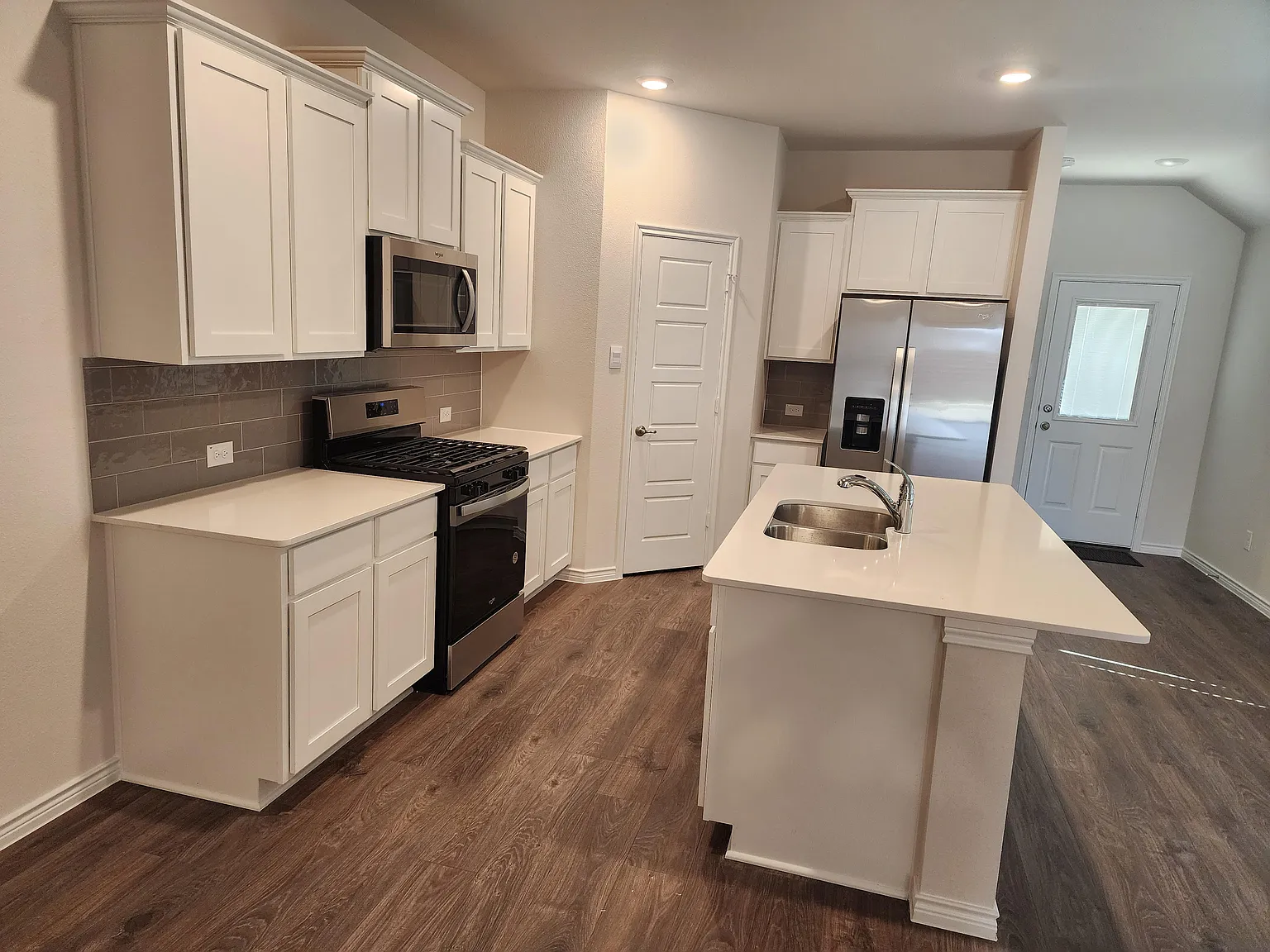 3 bed, 1605 sqft, $2,100 — Photo 2