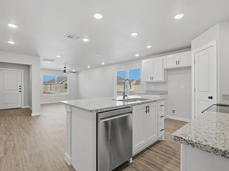 3035 Glennster St — Photo 10