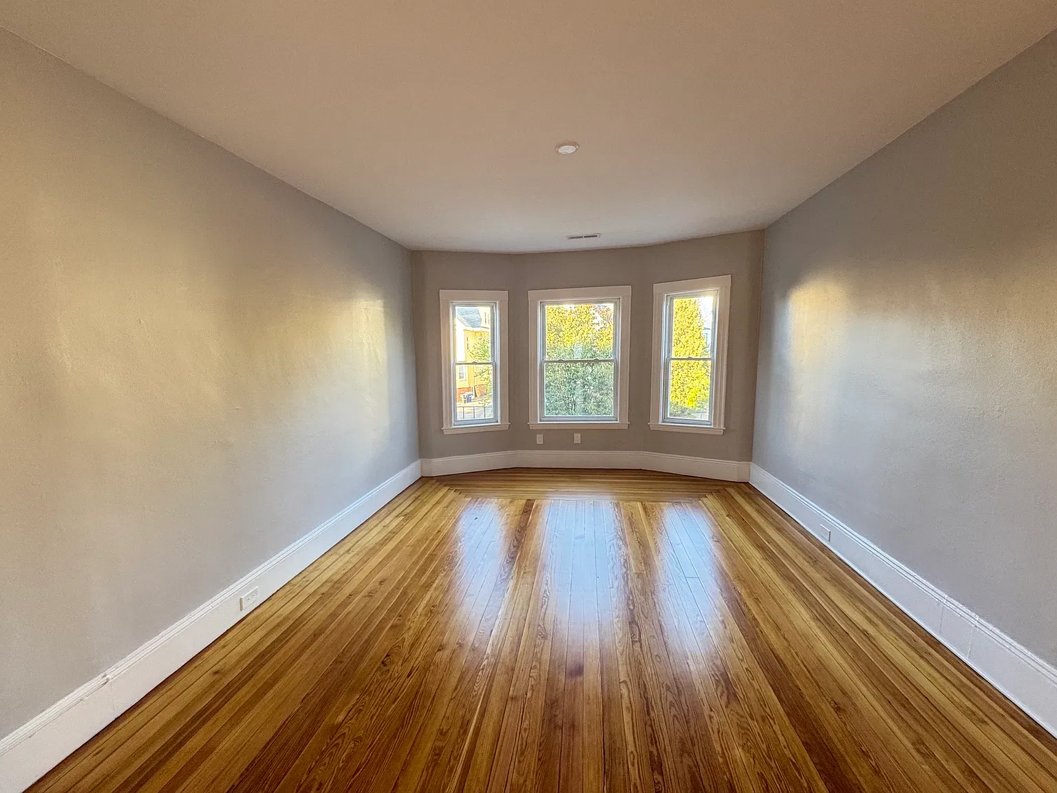 4 bed, 1.5 bath, 1600 sqft, $4,200 — Photo 2