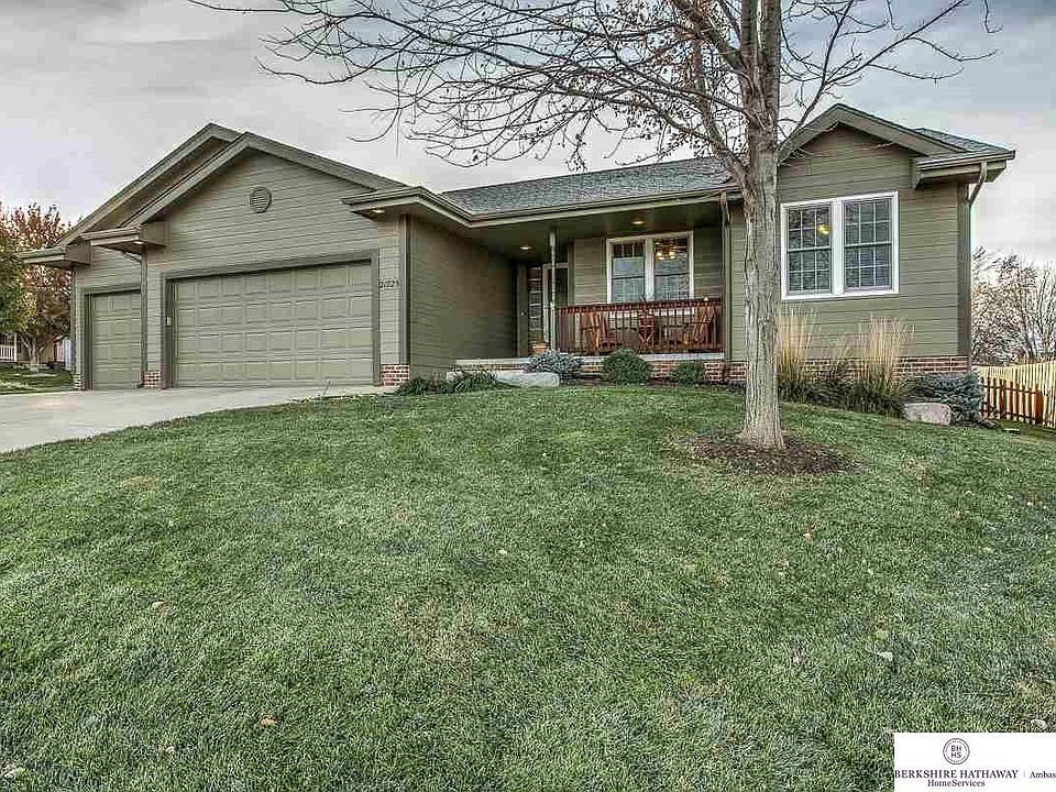 1st image of 21725 Laura St