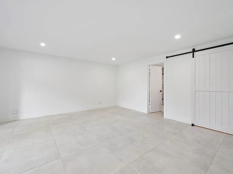 391 W Riverside Dr — Photo 35