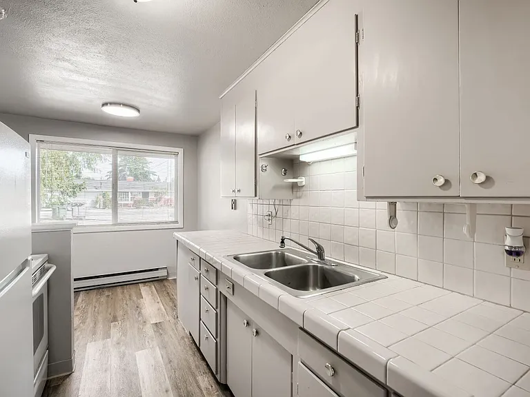 9502 Whitman — Photo 3