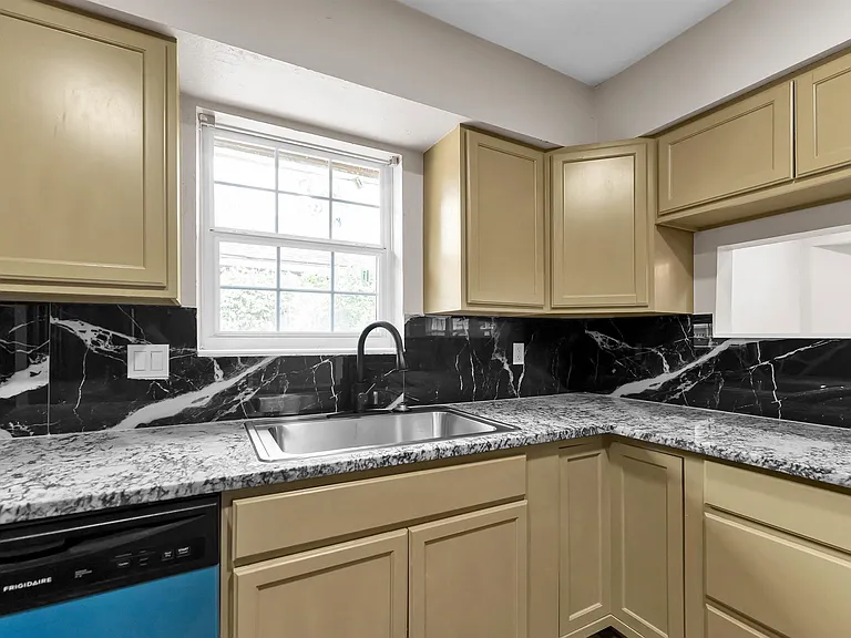 6211 Coachgate Dr — Photo 35