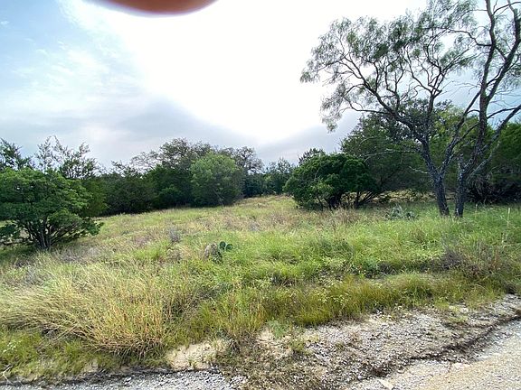 2nd image of 32 Pedernales Oaks Dr