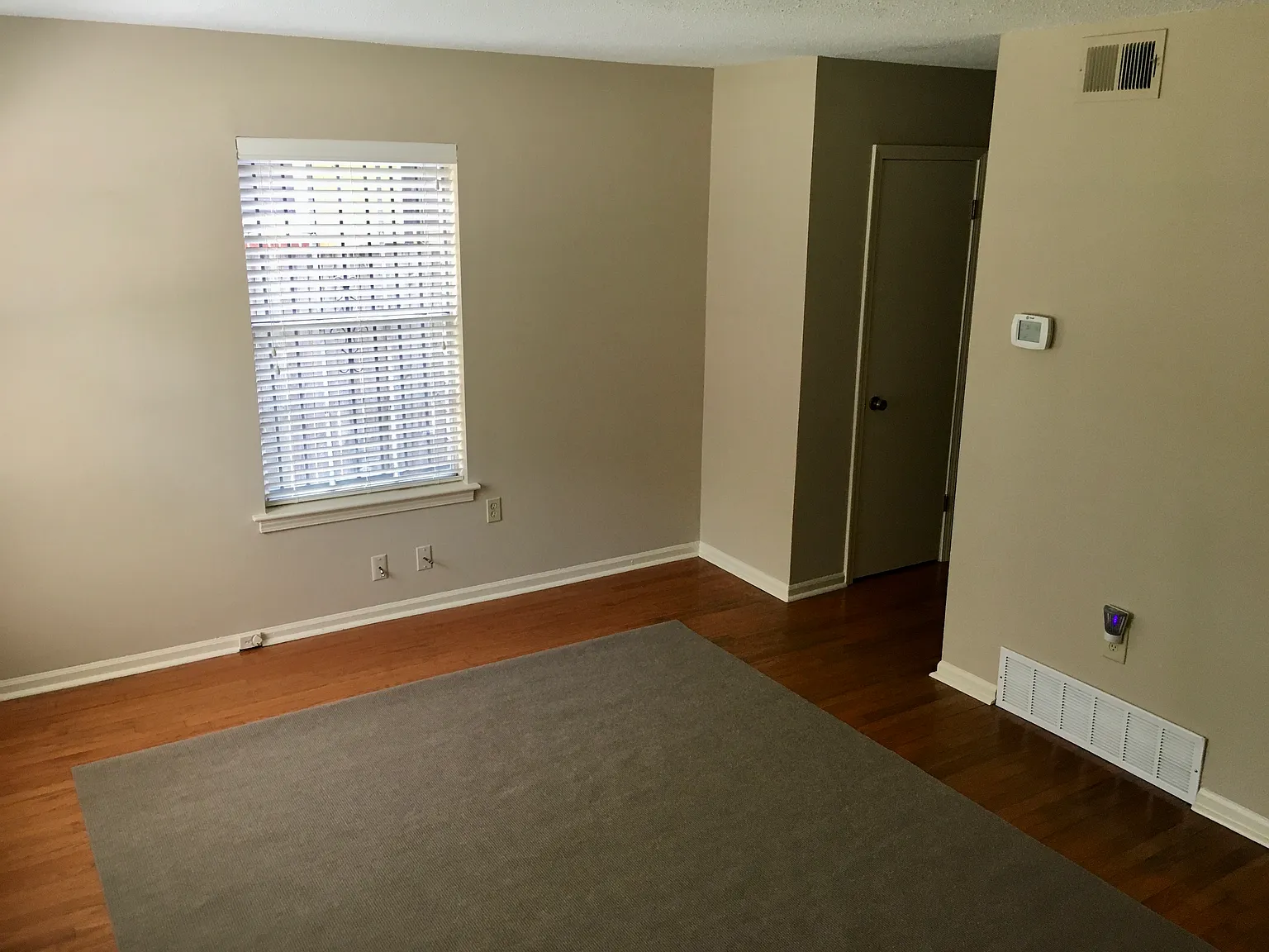 2 bed, 1.5 bath, 1050 sqft, $1,050 — Photo 4